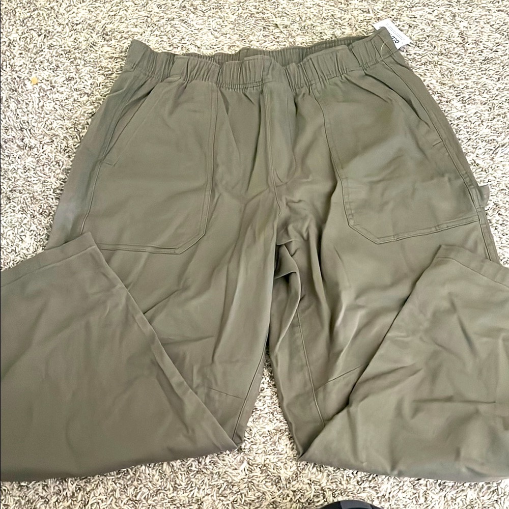 NWT Old Navy women’s cargo pull on pants